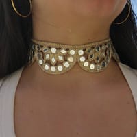 Collar de moda con detalles dorados y espejos, accesorio elegante para complementar tu estilo.