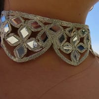 Collar de moda con detalles metálicos y diseño geométrico para mujer, ideal para complementar estilo.
