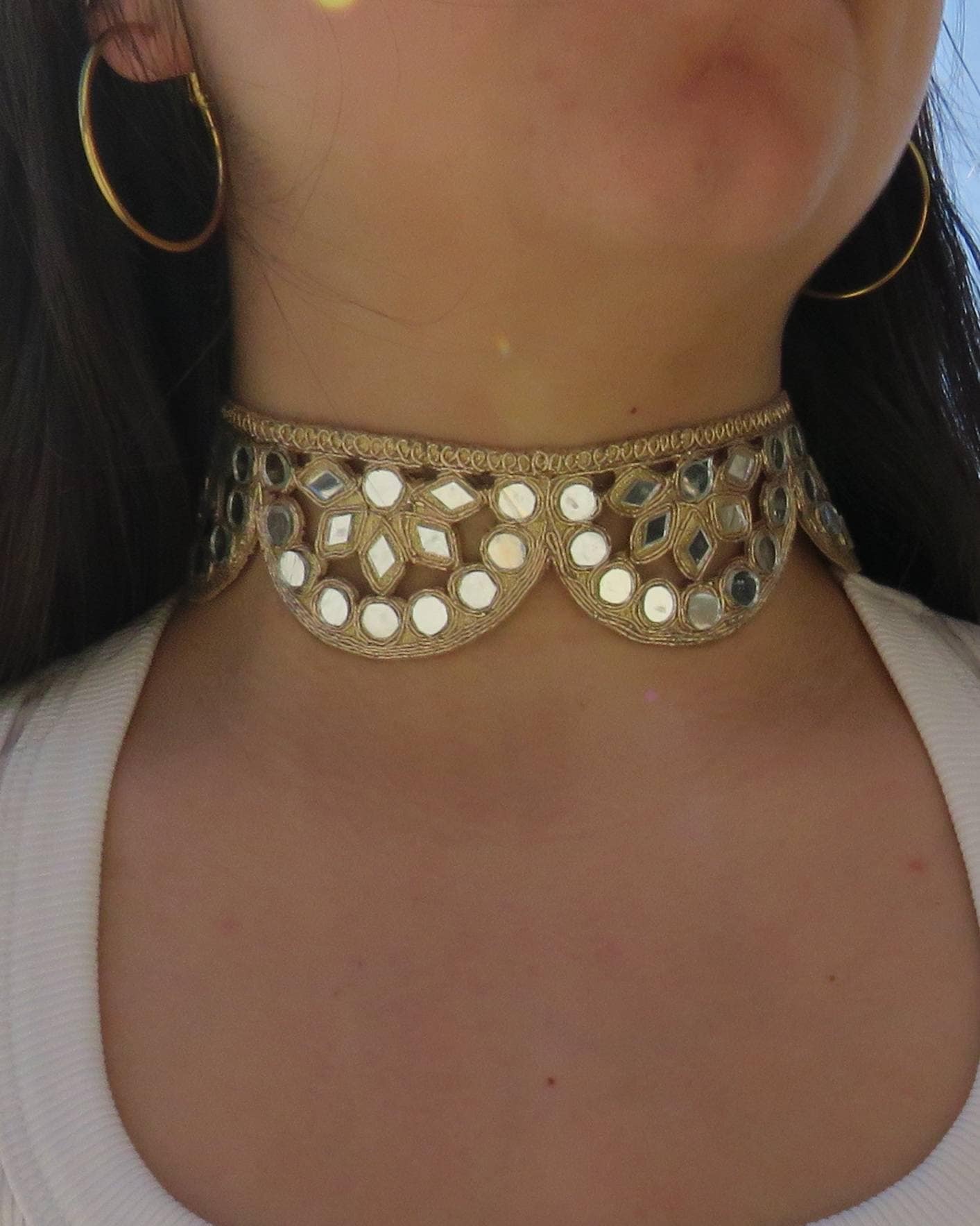 Collar de moda con detalles dorados y espejos, accesorio elegante para complementar tu estilo.