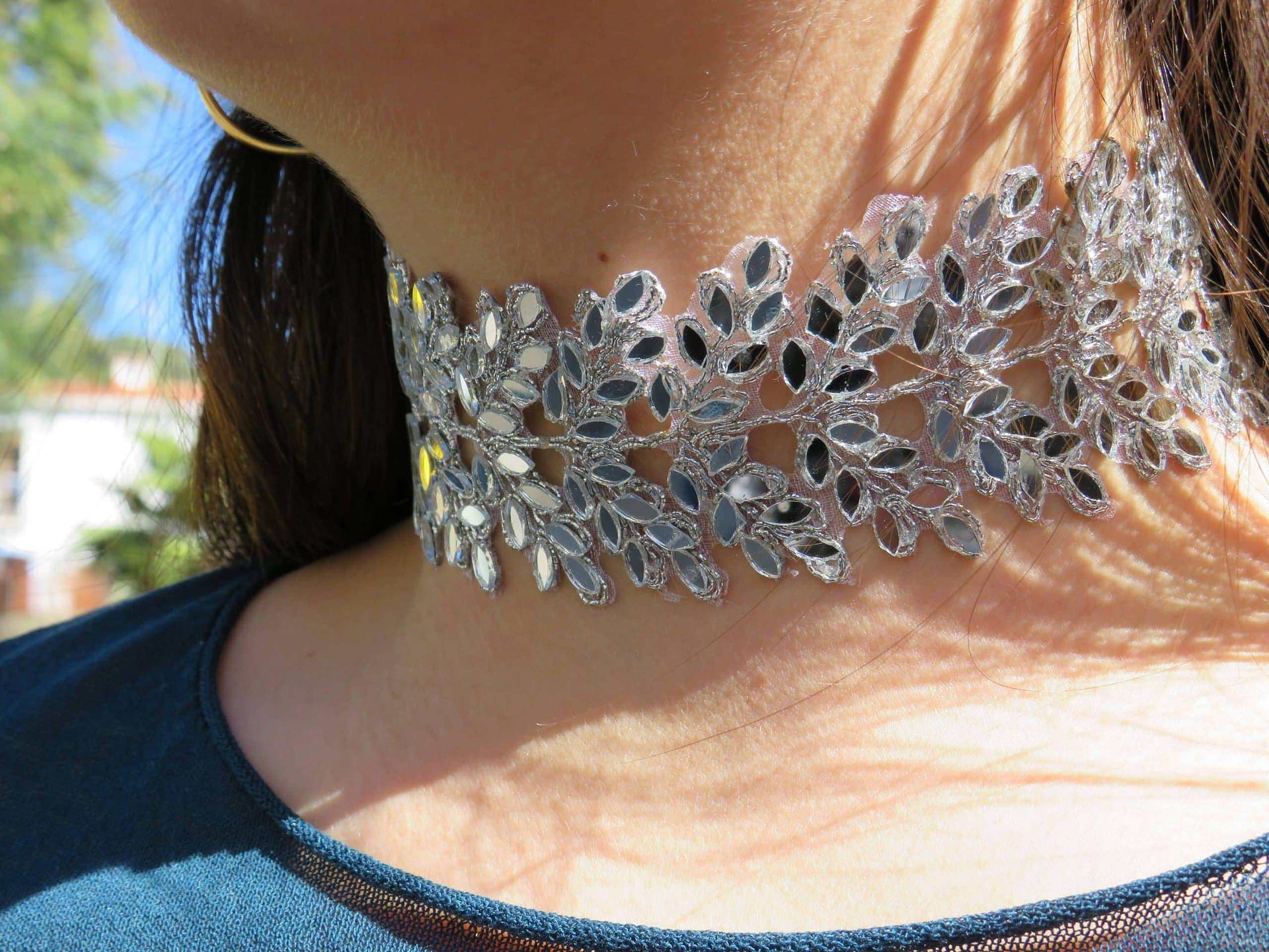 Colgante de plata con diseño floral para mujer, accesorio de moda y estilo sofisticado.