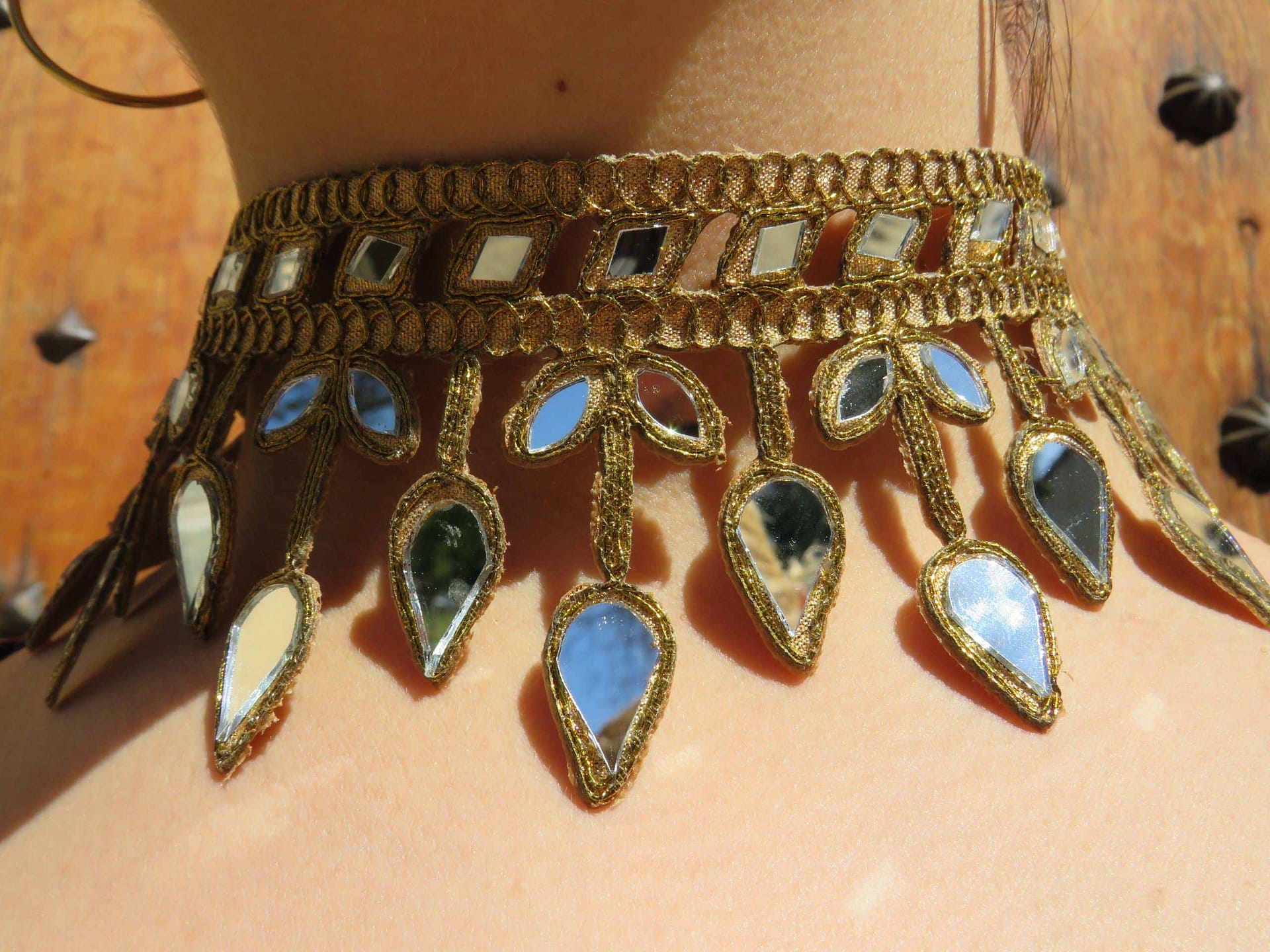 Pulsera de oro con piedras azules y diseño colgante, accesorio elegante y llamativo.
