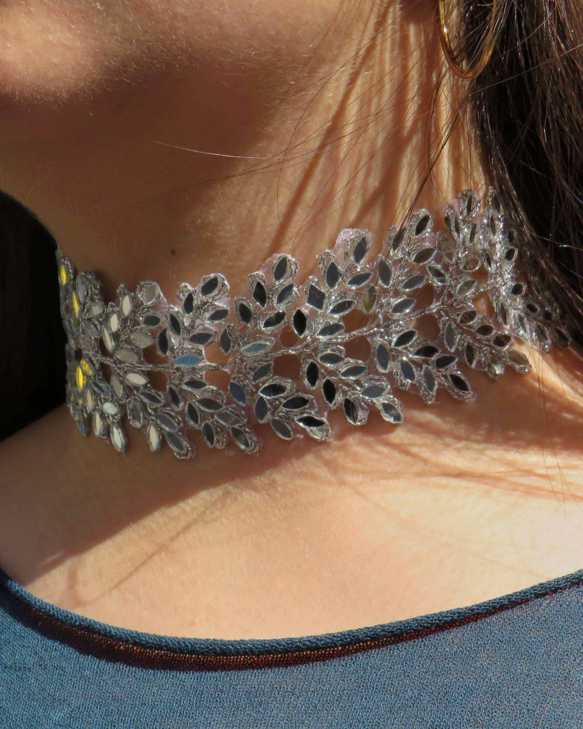 Collar de plata con diseño floral para mujer elegante.