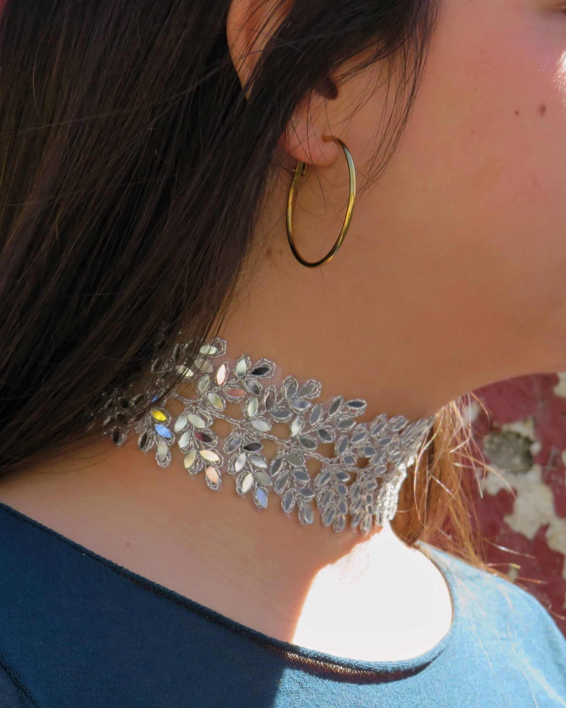 Reloj y collar de mujer con accesorios elegantes y modernos.