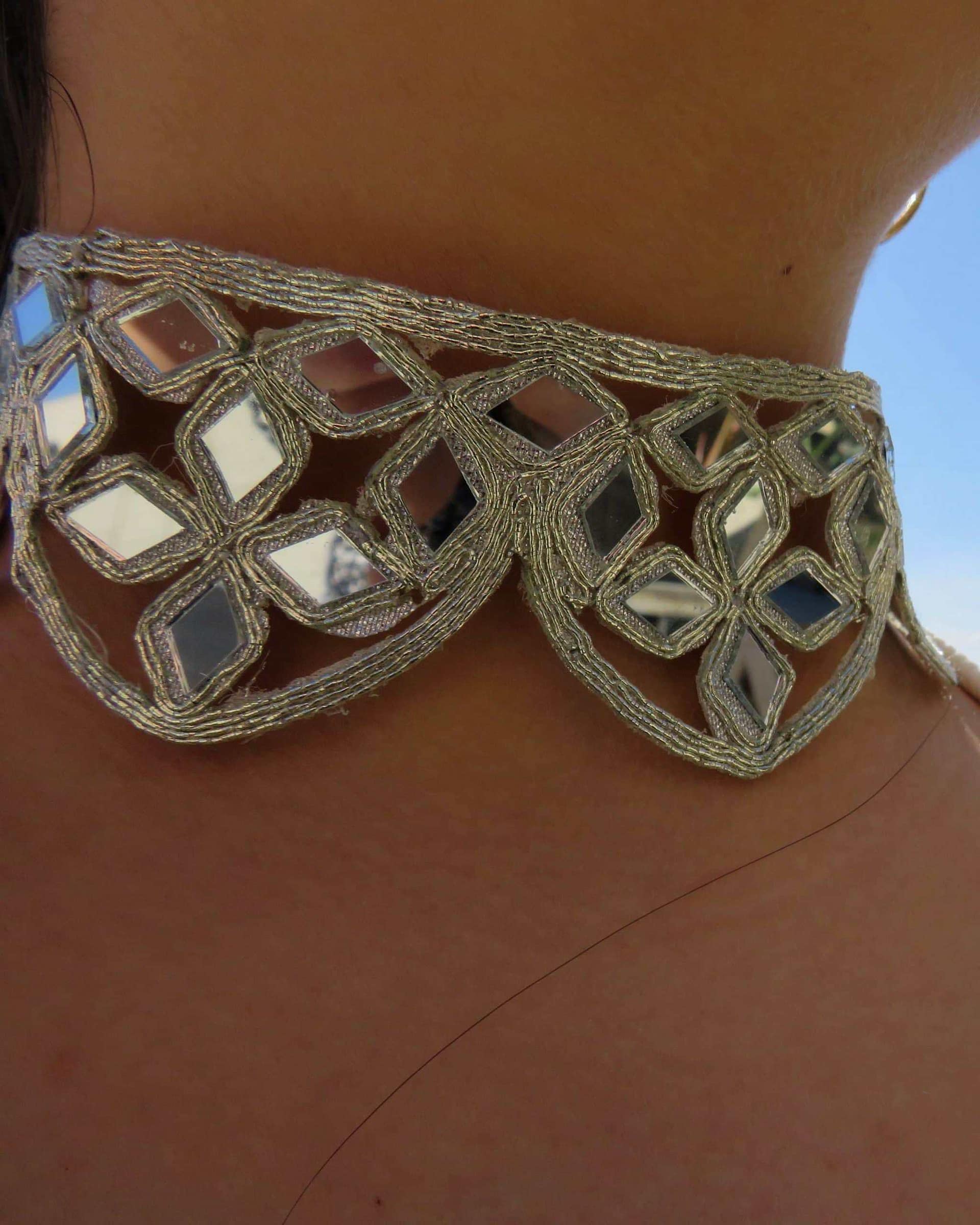 Collar de moda con detalles metálicos y diseño geométrico para mujer, ideal para complementar estilo.
