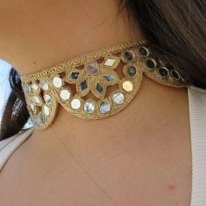 Collar de joyería con piedras y diseño dorado, ideal para complementar estilos elegantes y sofistica.