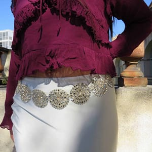 Vestido elegante con cinturón de perlas para mujer, ideal para eventos formales y ocasiones especial.